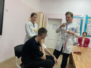 Научить, в реальных условиях спасти жизнь человеку